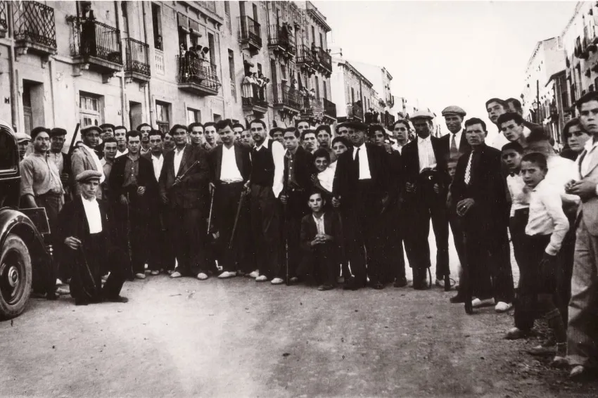 Fotografia històrica en blanc i negre d'un grup de persones al carrer, a Navàs
