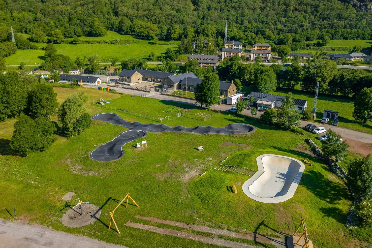 Vista aèria del pump track i l'skate park de Barruera, a la Vall de Boí