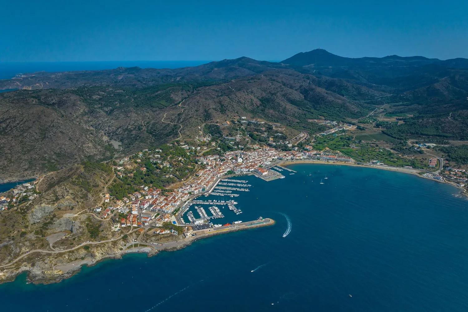 Vista aèria del Port de la Selva, amb el port esportiu i la badia