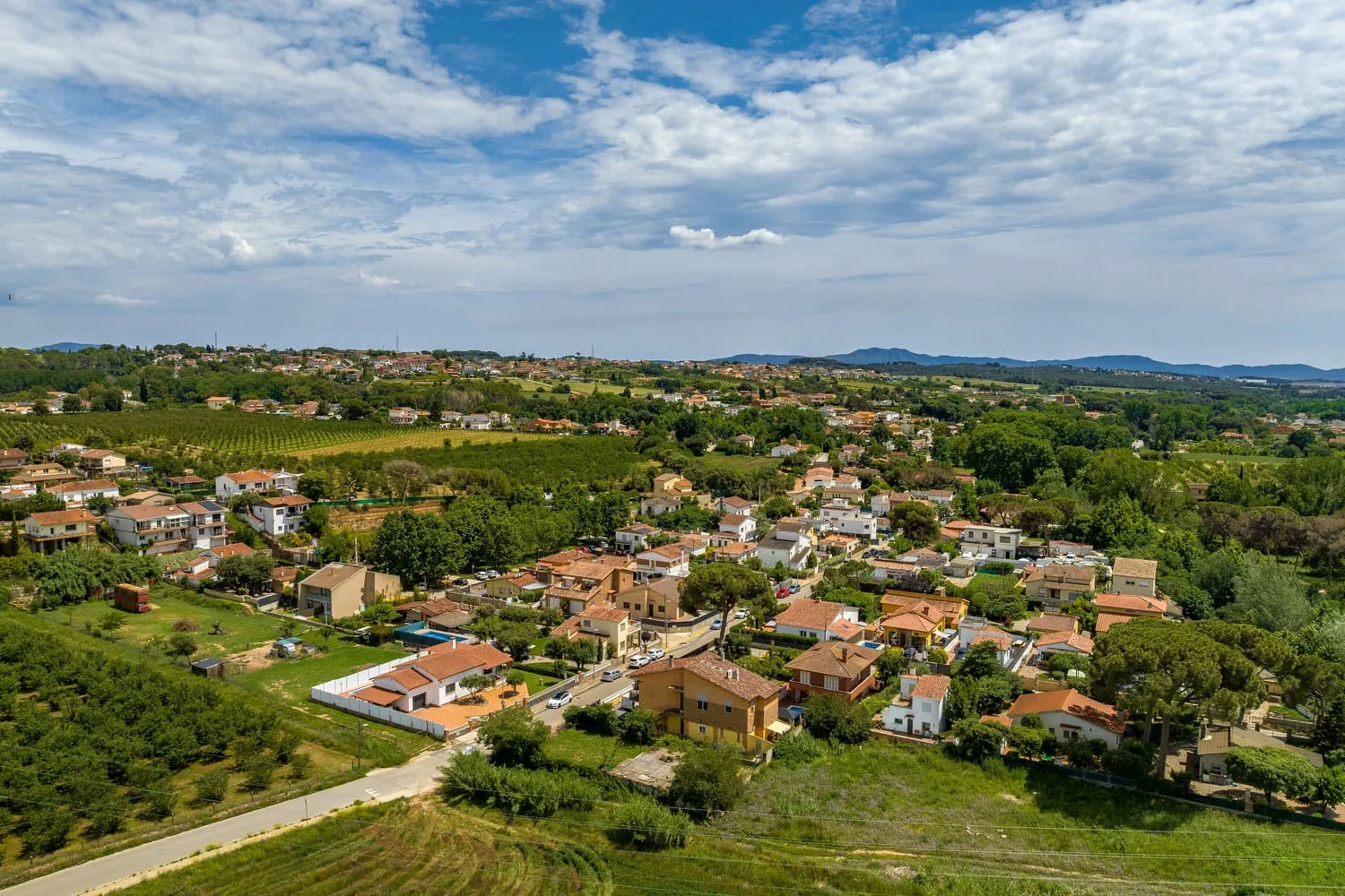 Vista aèria de Santa Eulàlia de Ronçana, entre camps i arbredes