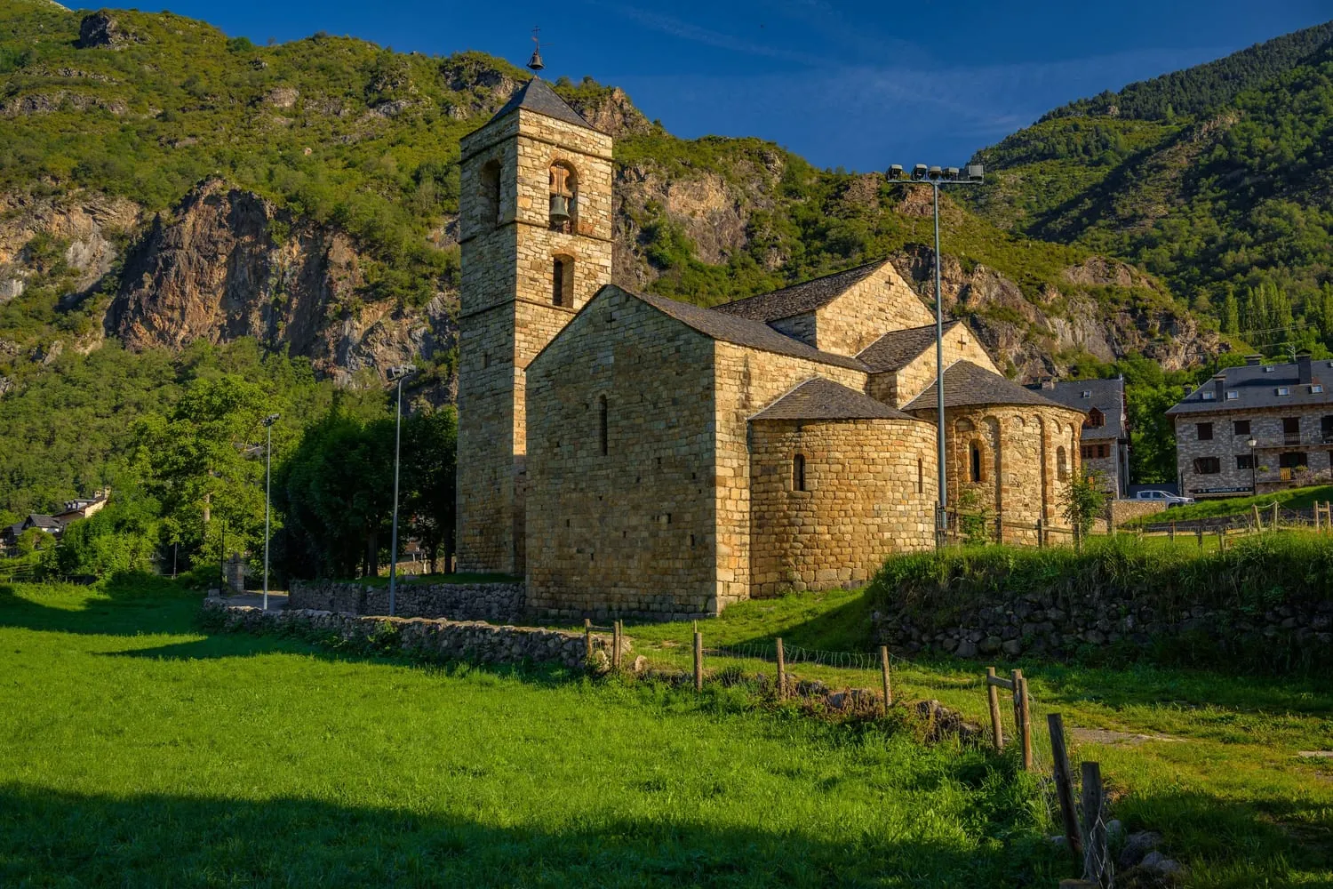 Església romànica amb campanar de pedra a la Vall de Boí
