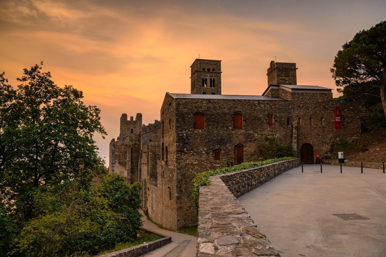El monestir de Sant Pere de Rodes al capvespre, al Port de la Selva