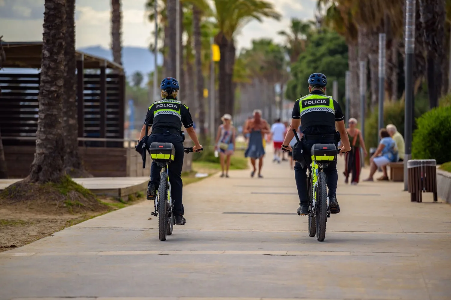 Patrulla de policia local en bicicleta pel passeig marítim de Salou