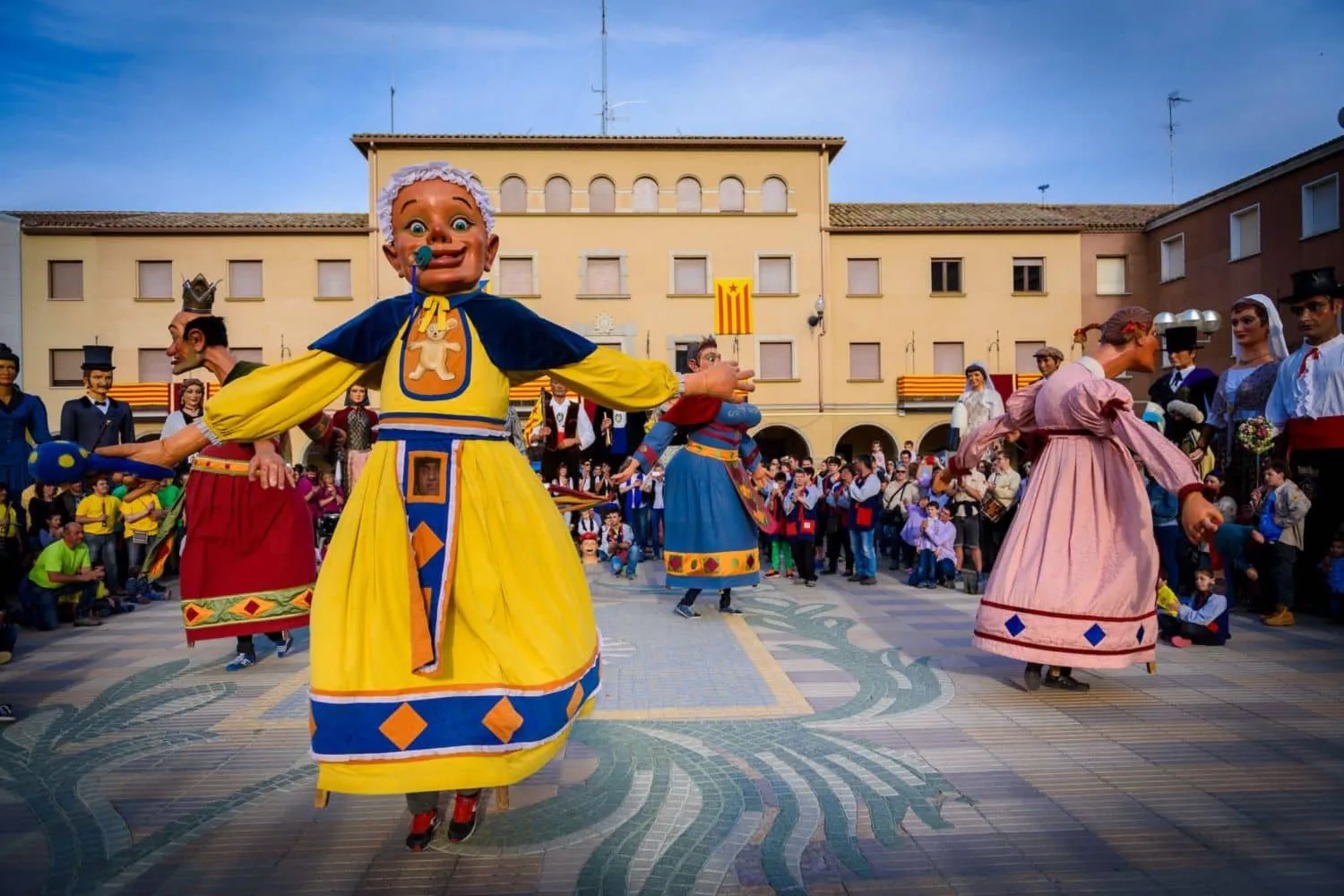 Ball de gegants a la plaça de l'Ametlla de Merola