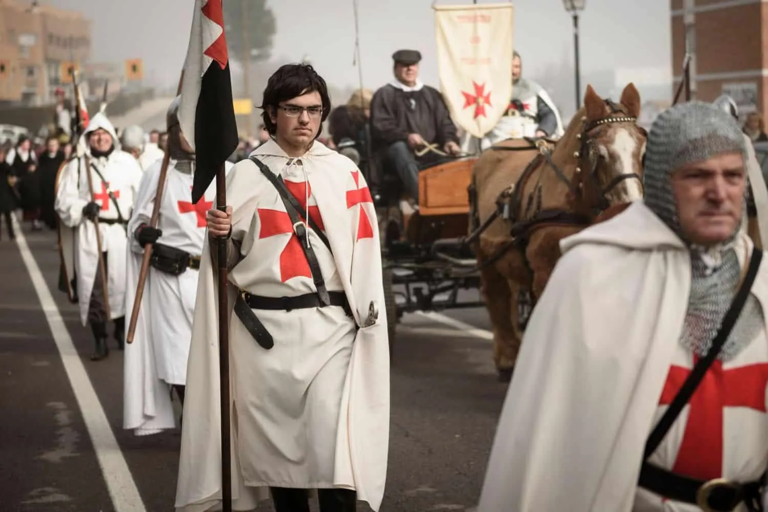 Figurants vestits de templers a la Corrida de Puig-reig