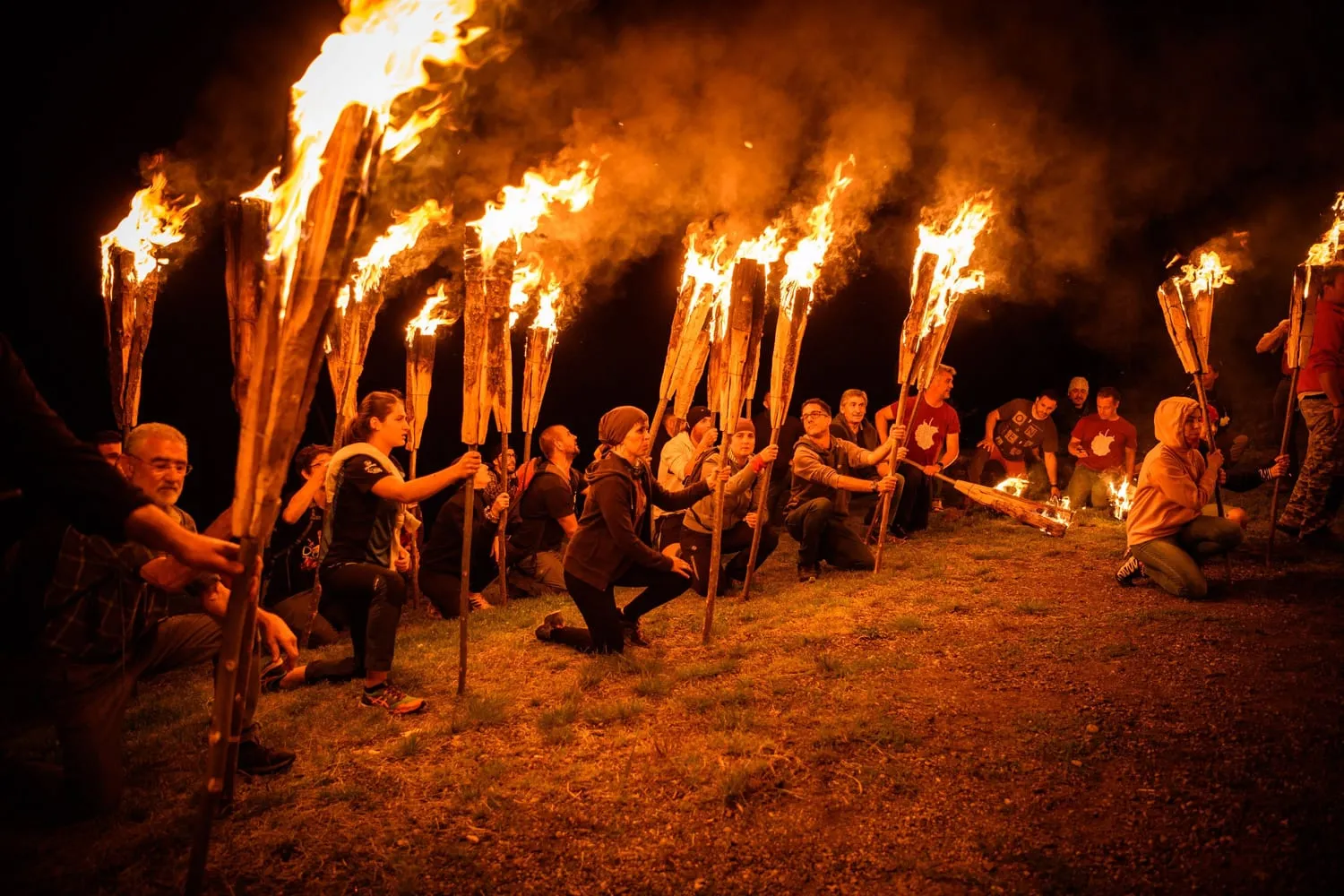 Fallaires amb les torxes enceses a la baixada de falles de Durro, a la Vall de Boí